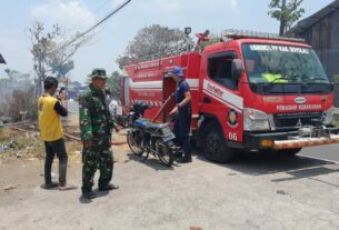 Gerak Cepat Babinsa Cepogo Bantu Padamkan Api