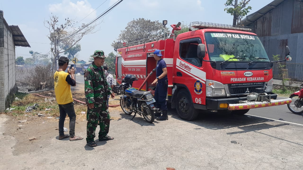 Gerak Cepat Babinsa Cepogo Bantu Padamkan Api