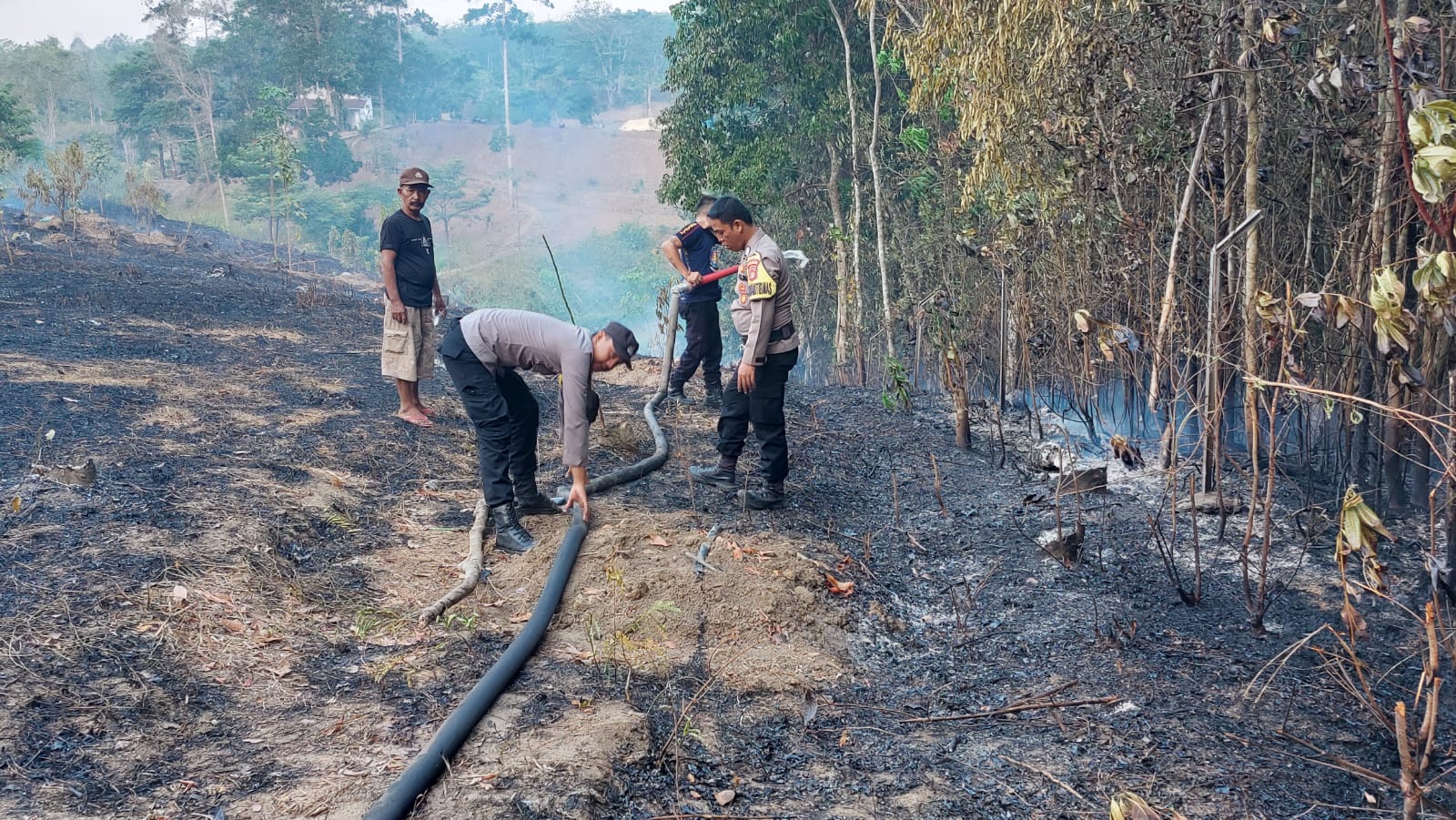 Gerak cepat Bhabinkamtibmas, Babinsa, Damkar dan Warga Masyarakat Bantu Padamkan Kebakaran Lahan.