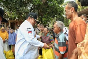 Gubernur Arinal Beri Bantuan Sembako dan Kursi Roda kepada Warga Disabilitas dan Lansia di Raman Utara, Lampung Timur