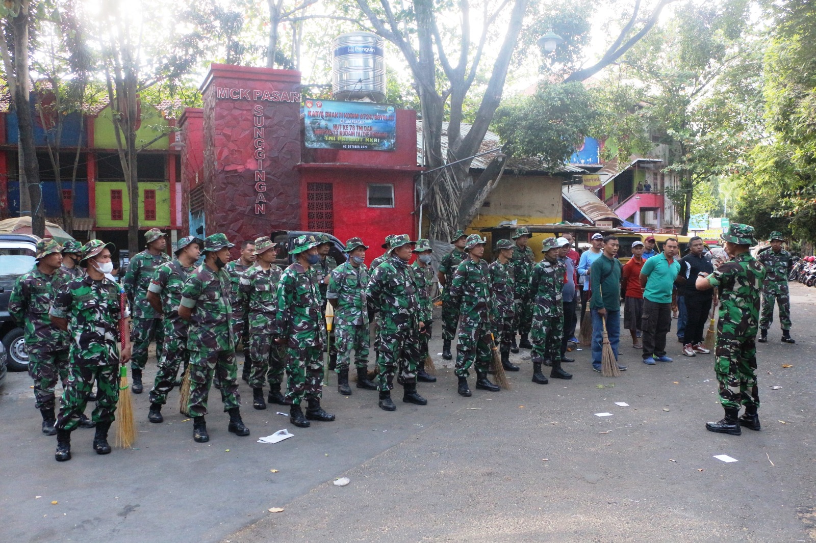 HUT TNI ke 78, Kodim Boyolali Bersihkan Pasar Sunggingan