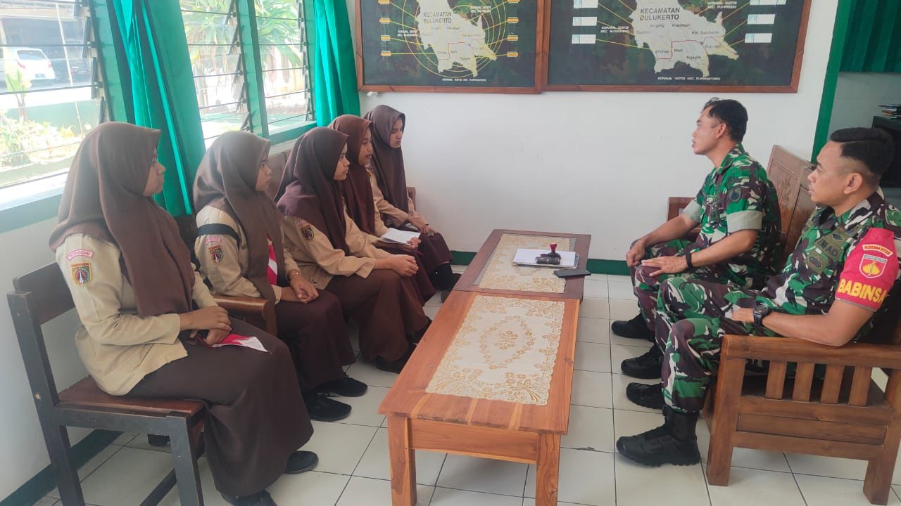 Ini Pesan Pelda Suparno Saat Pelajar SMKN 1 Bulukerto Kunjungi Makoramil 21/Bulukerto