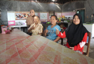 Ini Wanita-Wanita Tangguh Yang Turut Sukseskan TMMD Di Desa Rejosari