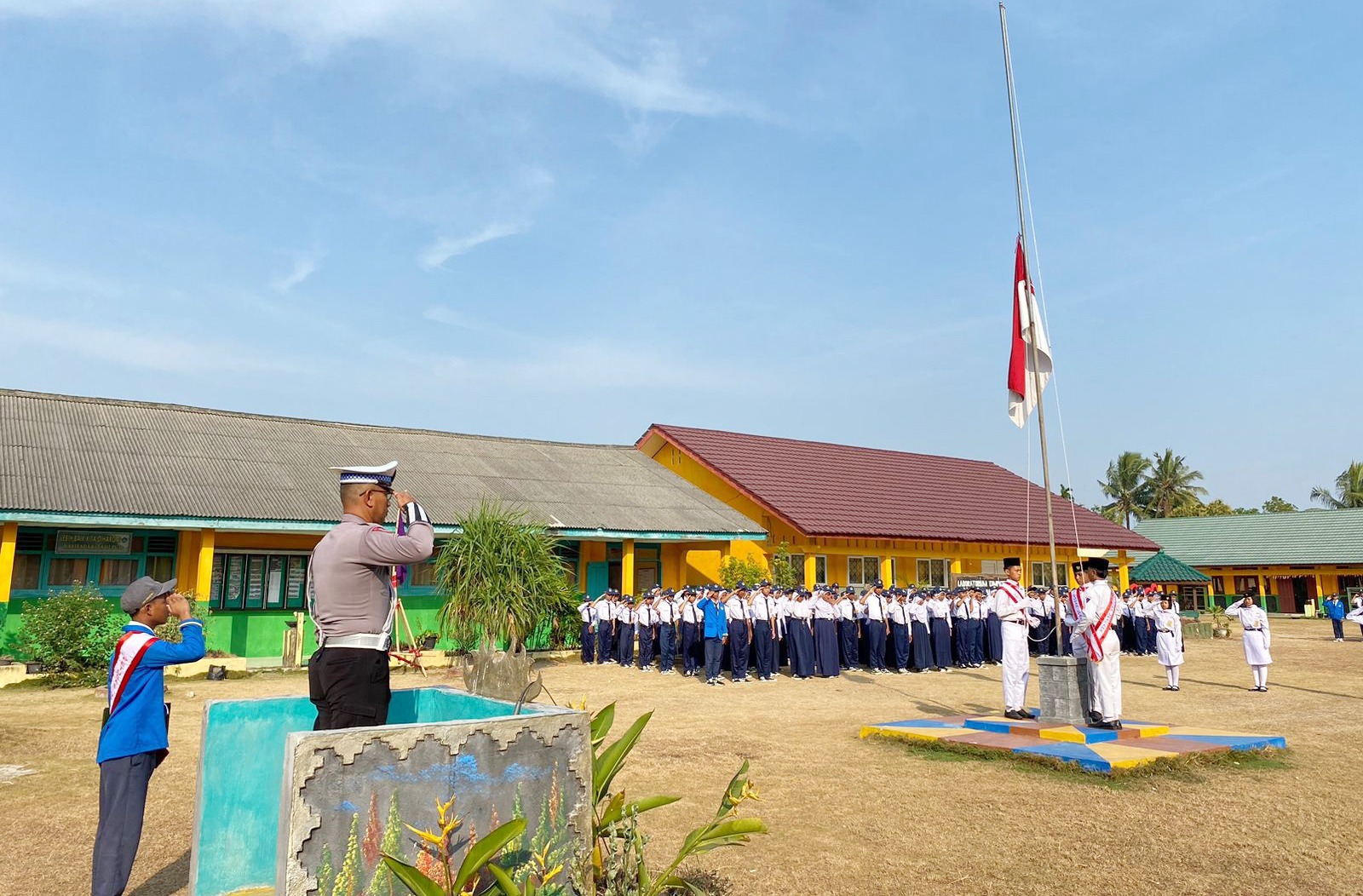 Jadi Pembina Upacara di SMP Negeri 1 Banjar Baru, Ini Pesan Kasat Lantas Polres Tulang Bawang