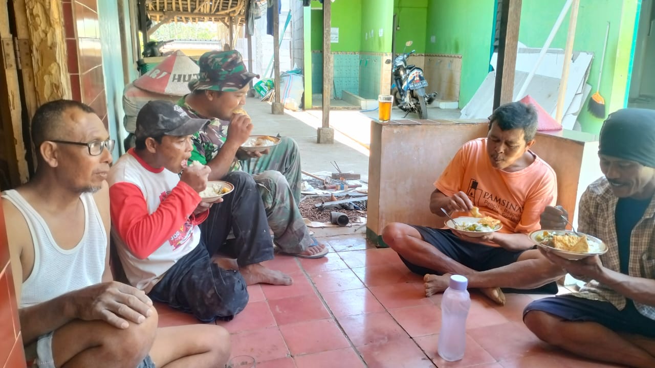 Jalin Keakraban, Satgas TMMD Bersama Warga Makan Siang Bersama