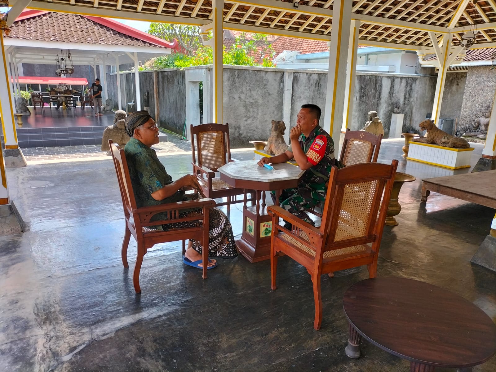 Jalin Silaturahmi Babinsa Jayengan Komsos dengan Tokoh Budaya.