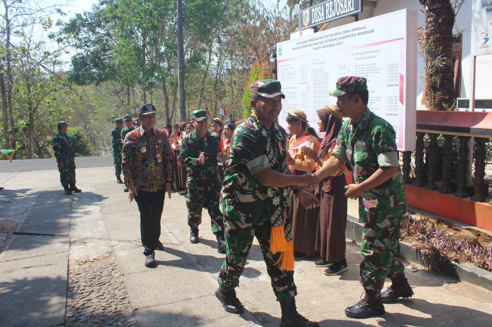 Kedatangan Brigjen TNI Budi Kusworo Di Rejosari, Disambut Dengan Pengalungan Selendang Wonogiren