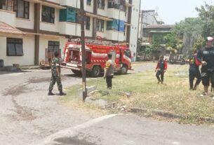 Kerjasama Dengan Damkar, Babinsa Koramil 04/Jebres Ikuti Latihan Simulasi Penanganan Kebakaran