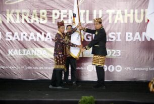 Komisi Pemilihan Umum (KPU) Lampung Selatan Menerima Bendera Kirab Pemilh 2024 dari KPU Kabupaten Pesawaran