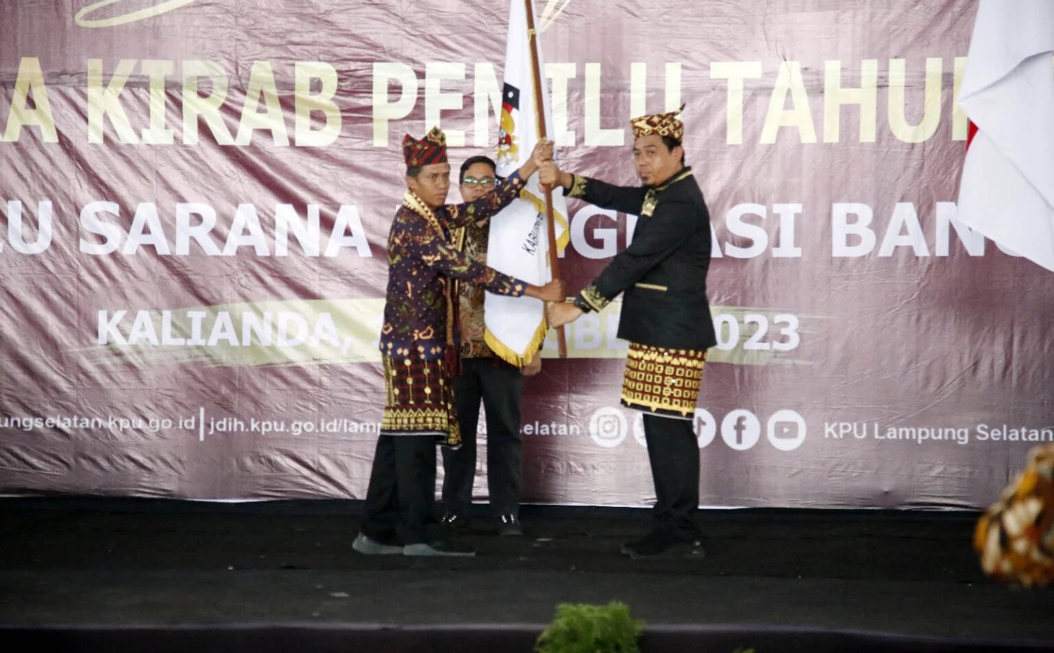 Komisi Pemilihan Umum (KPU) Lampung Selatan Menerima Bendera Kirab Pemilh 2024 dari KPU Kabupaten Pesawaran