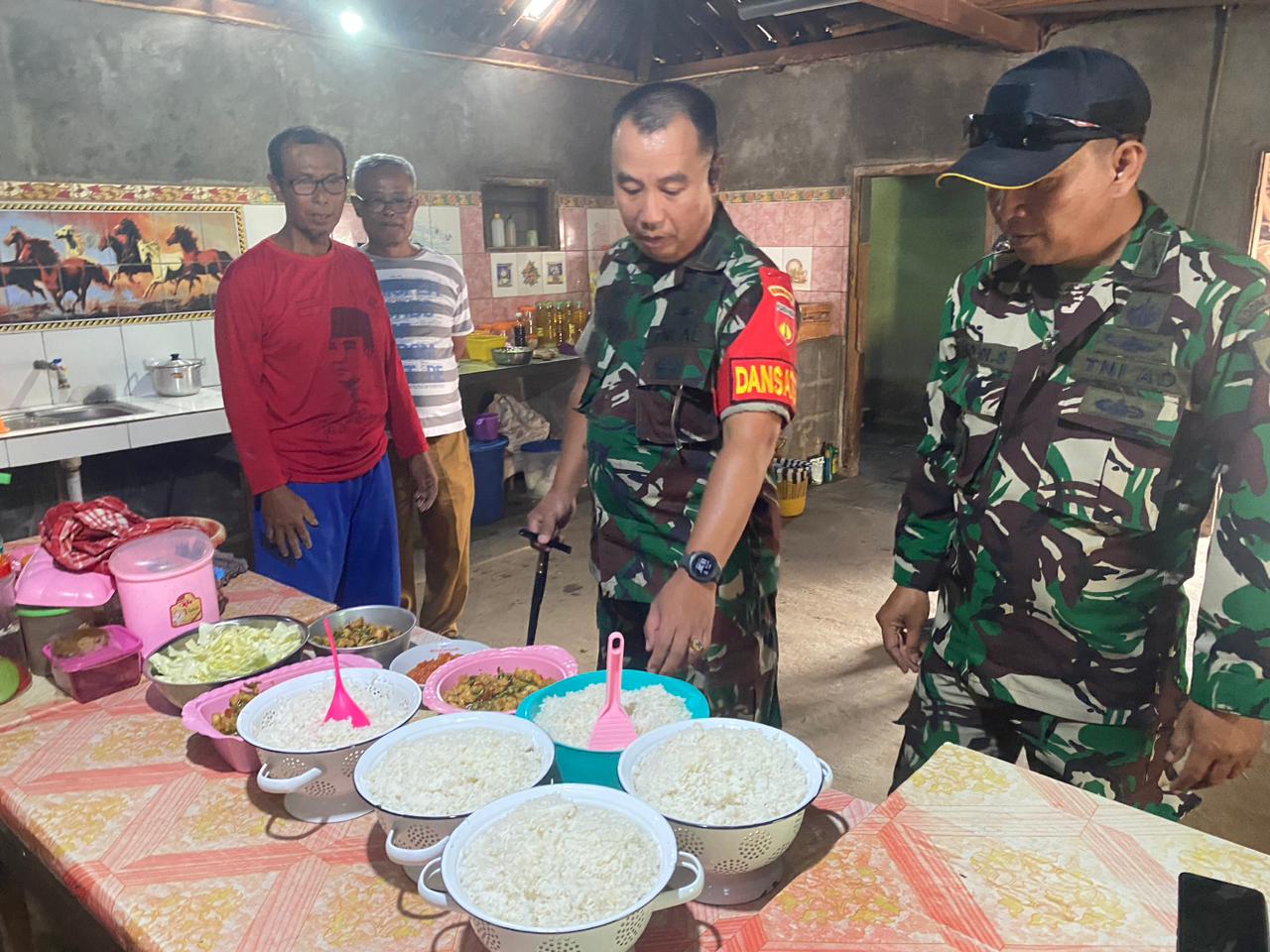 Kunjungi Lokasi TMMD, Dansatgas Sempatkan Cek Menu Makanan Anggota