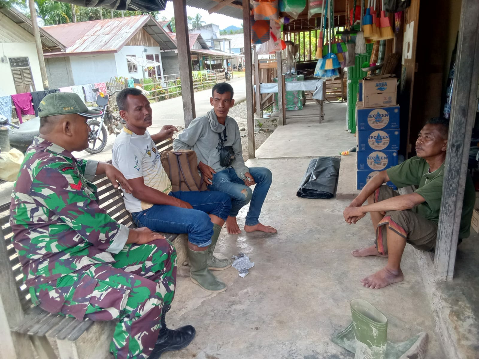 Momen Babinsa Koramil 01/SM Melaksanakan Silaturahmi Dengan Warga Di Wilayah Binaan