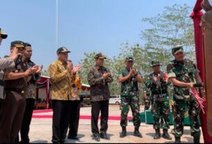 Panglima Kodam IV/Diponegoro Ajak Tingkatkan Semangat Kebersamaan dan Gotong Yoyong Seluruh Komponen Bangsa Saat Menutup TMMD Reguler 118 Di Wonogiri