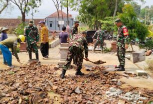 Pasca Bencana Angin Puting Beliung Di Desa Soco, Koramil 22/Slogohimo Bersama Perangkat Desa Bersihkan Puing-Puing Bangunan