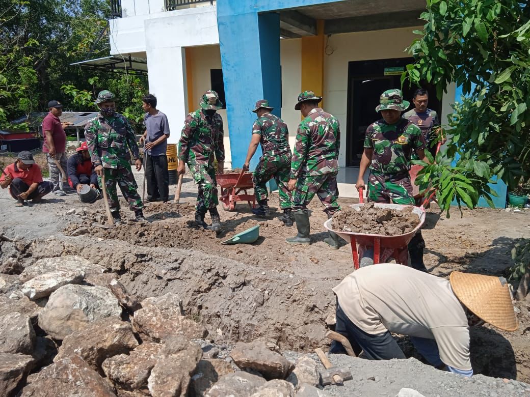 Peduli Akan Kerapihan Dan Kebersihan Sekolah, Danramil Manyaran Pimpin Karya Bakti