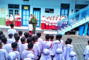 Peduli Generasi Penerus, Babinsa Apelkan Pelajar MI binaan