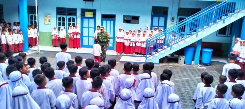 Peduli Generasi Penerus, Babinsa Apelkan Pelajar MI binaan