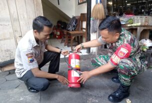 Pengecekan Peralatan Pemadam Api Ringan/Apar Pasar Harjdaksino oleh Babinsa.
