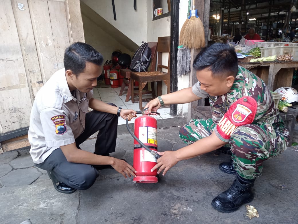 Pengecekan Peralatan Pemadam Api Ringan/Apar Pasar Harjdaksino oleh Babinsa.