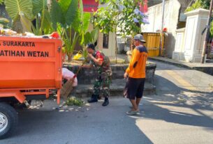 Peran Aktif Babinsa Kepatihan Wetan Bersama Petugas DLH Laksanakan Kerja Bakti Pembersihan Lingkungan