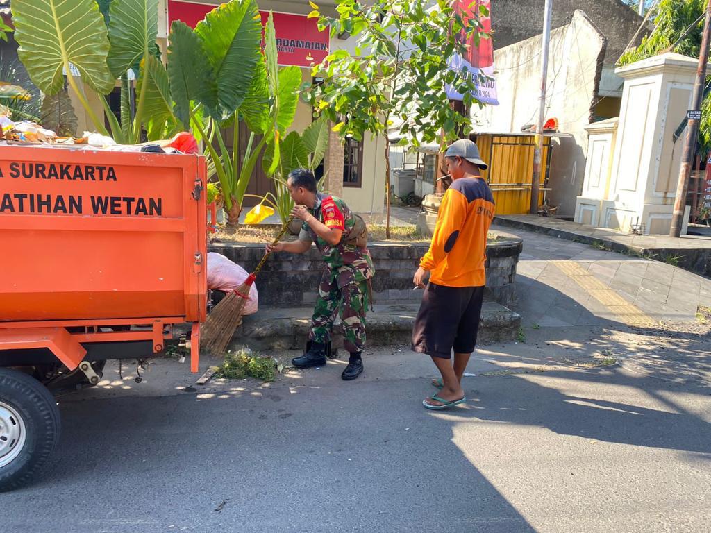 Peran Aktif Babinsa Kepatihan Wetan Bersama Petugas DLH Laksanakan Kerja Bakti Pembersihan Lingkungan