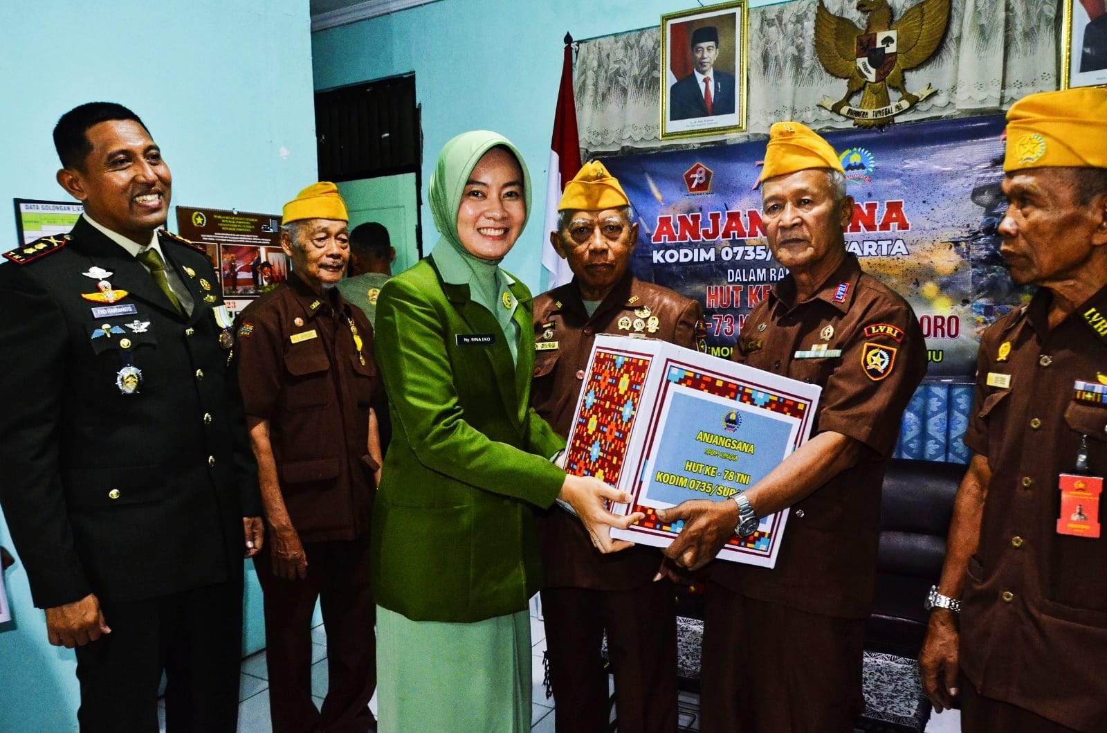 Peringati HUT Ke-78 TNI Dan HUT Ke-73 Kodam IV/Diponegoro, Dandim 0735/Surakarta Anjangsana Dan Berikan Bantuan Paket Sembako Kepada LVRI Kota Surakarta