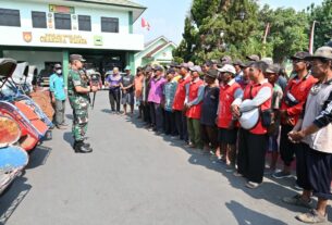 Peringati HUT TNI Ke-78 Kodim 0726/Sukoharjo Berbagi Sembako dengan para Pengayuh Becak