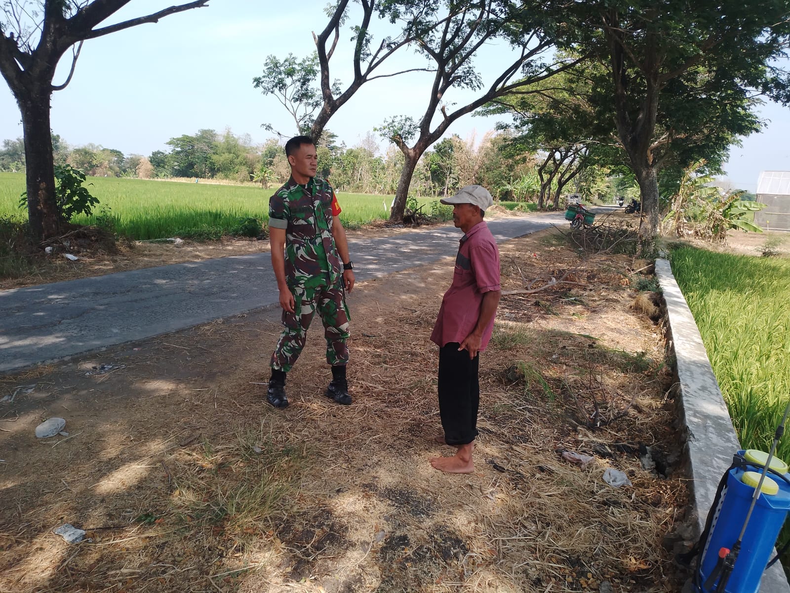 Petani Bertemu Sertu Suryadi, Sampaikan Keluhan Pupuk Hingga Obat Bertani