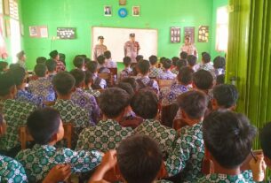 Police Goes To School, Kanit Binmas Bersama Bhabinkamtibmas Polsek Tumijajar Ajarkan Kedisiplinan Bagi Pelajar SMP Negeri 5 Tulang Bawang Barat.