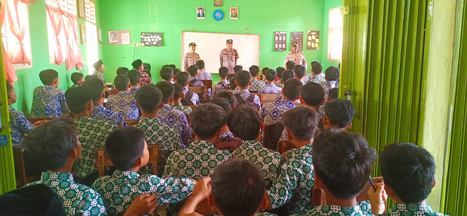 Police Goes To School, Kanit Binmas Bersama Bhabinkamtibmas Polsek Tumijajar Ajarkan Kedisiplinan Bagi Pelajar SMP Negeri 5 Tulang Bawang Barat.