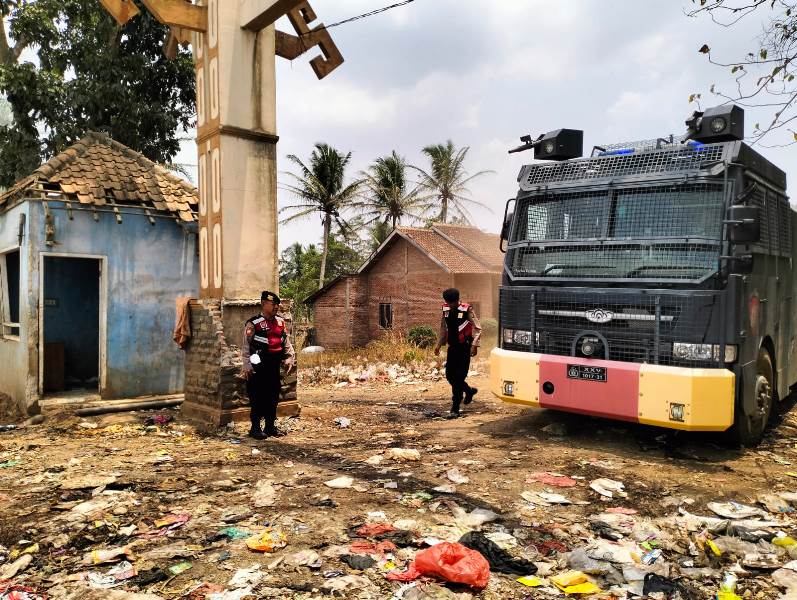 Polres Lampung Utara Bantu Padamkan Api di TPA Alamkari Kotabumi