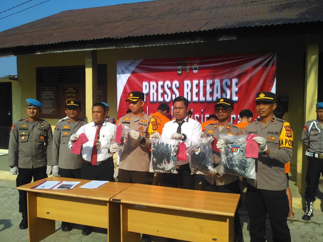 Polres pesibar press release terkait pengeroyokan