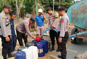 Polri Peduli Lingkungan, AKP Junaidi: Enam Ribu Liter Air Bersih Dibagikan Secara Gratis