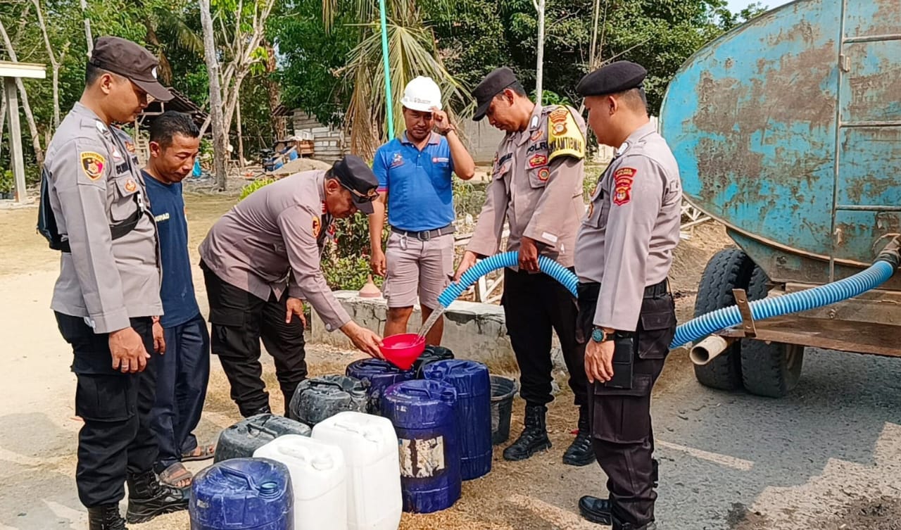 Polri Peduli Lingkungan, AKP Junaidi: Enam Ribu Liter Air Bersih Dibagikan Secara Gratis