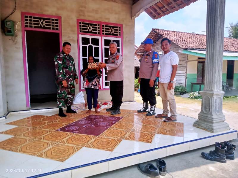 Polsek Gunung Agung memberi bantuan sembako korban kebakaran.