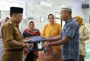 Riana Sari Arinal Beri Bantuan Pelengkapan Ibadah Shalat Berupa Kursi Lipat untuk Masjid Agung Kotabumi