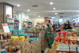 Sambangi Swalayan Luwes Nusukan,Babinsa Dan Bhabinkamtibmas Cek Harga Sembako