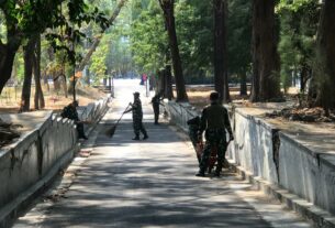 Sambut HUT ke-78 TNI Dan HUT Ke-73 Kodam IV/Diponegoro, Anggota Kodim 0735/Surakarta Kerja Bakti di TMP Kusuma Bakti Jurug