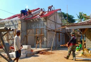 Satgas TMMD Bersama Warga Mulai Garap Pemasangan Atap RTLH Milik Darman