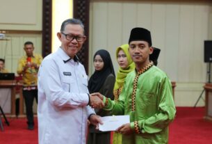 Sekdaprov Fahrizal Lepas Kafilah Lampung Ikuti Seleksi Tilawatil Qur'an dan Hadist Tingkat Nasional ke- 27 Tahun 2023 di Provinsi Jambi