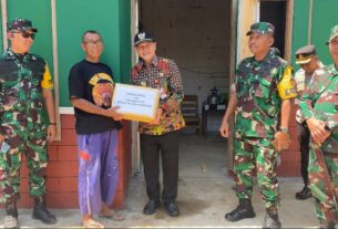 Selain Mengecek Capaian TMMD, Brigjen TNI Budi Kusworo Juga Berikan Bingkisan Kepada Warga