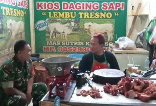 Sisir Pasar Tradisional, Babinsa Purwodiningratan Himbau Penjual Dan Pengunjung Jaga Kebersihan