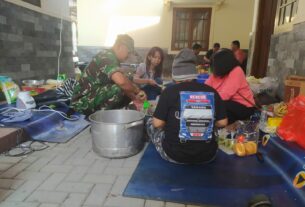 Tanggap Bencana, Babinsa Koramil 05/Pasarkliwon Bantu Dapur Umum Siapkan Makanan Untuk Warga Korban Kebakaran