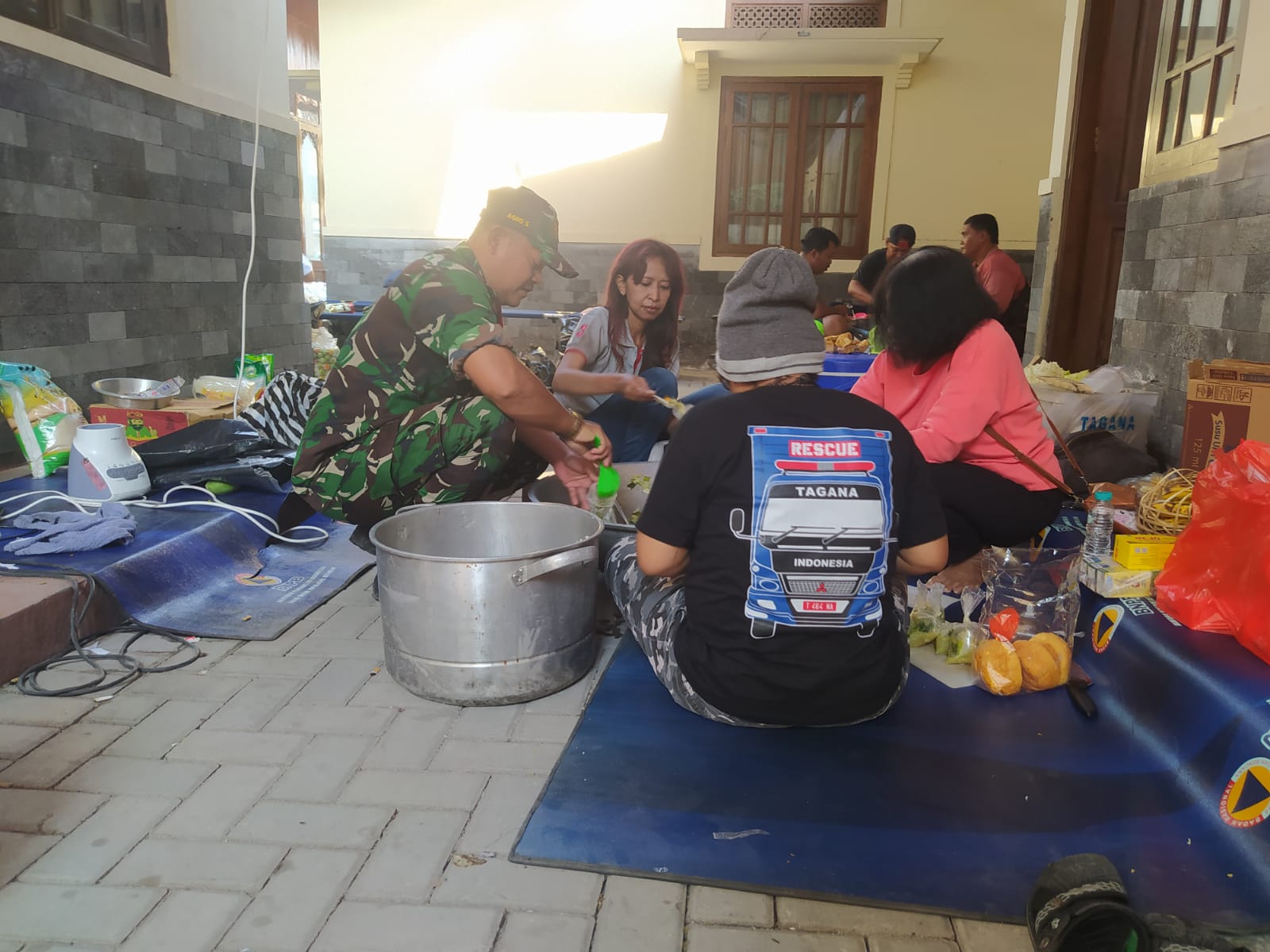 Tanggap Bencana, Babinsa Koramil 05/Pasarkliwon Bantu Dapur Umum Siapkan Makanan Untuk Warga Korban Kebakaran