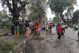 Tanggap Darurat, Piket Koramil 03 Serengan Bantu Evakuasi Pohon Tumbang