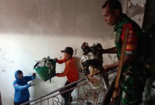 Tanpa Pamrih, Babinsa Kelurahan Jagalan Bantu Bersihkan Puing - puing Rumah Korban Kebakaran