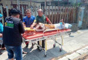 Tulus Ikhlas, Babinsa Koramil 04/Jebres Bantu Evakuasi Warga Binaannya Ke Rumah Sakit