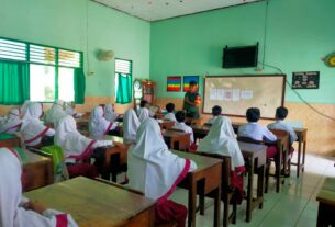 Tumbuhkan Cinta Tanah Air, Babinsa Karangjati Bekali Wasbang Siswa Siswi Min 8 Sragen