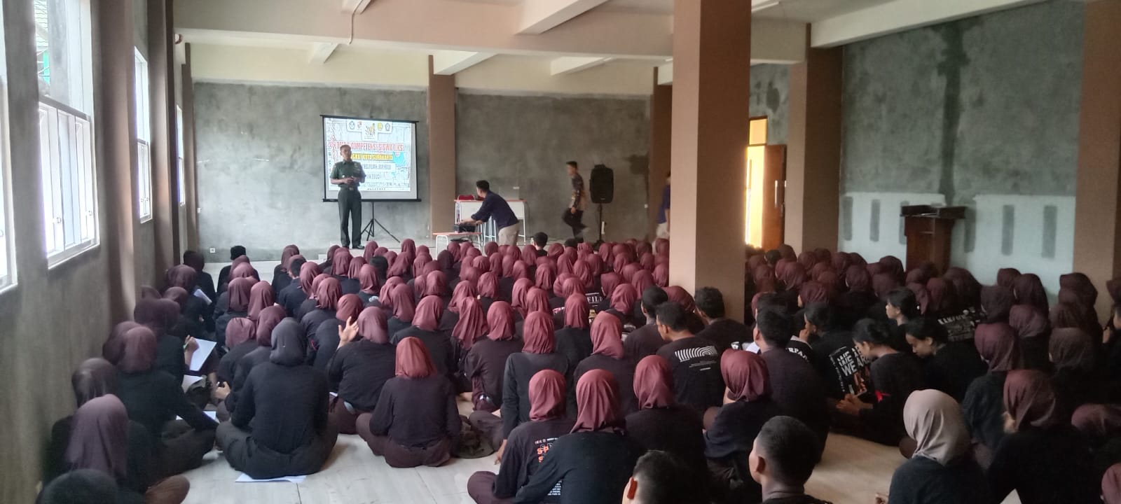 Tumbuhkan Rasa Cinta Tanah Air, Danramil 02/Banjarsari Berikan Materi Wasbang di SMK Mandala Bhakti Surakarta