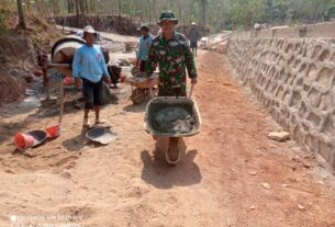 Turun Langsung Bersama Warga, Babinsa Karya Bakti Pembuatan Talud Makam